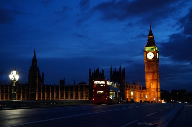 ウェストミンスター橋からのビッグベン。<br /><br />ビッグベンと２階建てバスを撮りたくて....<br />普段はよく見かけるのに来てほしい時はなかなか来ないもんなのよね