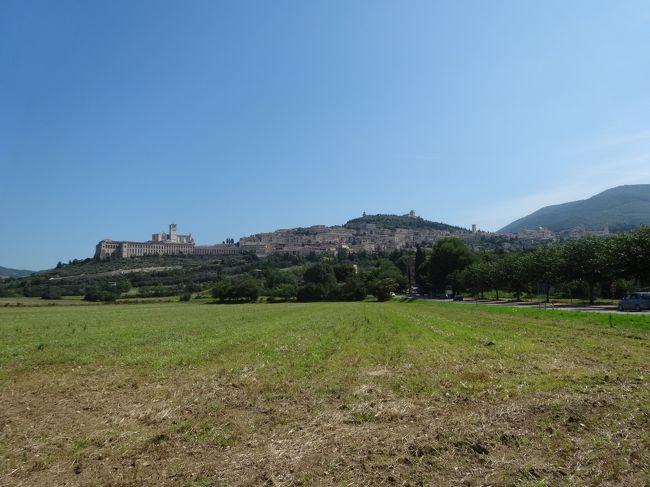 シエナを駆け足で観光を終えたのは午後５時。<br /><br />大急ぎで130Km先の今日のお宿アッシジに向い、ようやく見えてきました。<br /><br />あの丘の街に違いない。