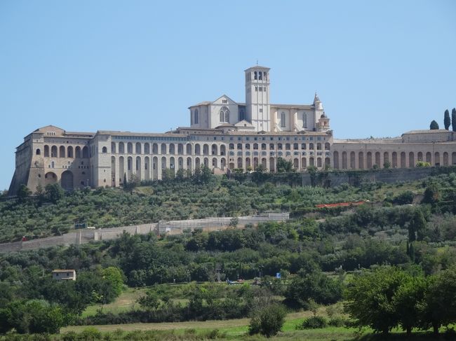イタリアの守護神サン・フランチェスコ教会が、ど〜んと見えてきました。