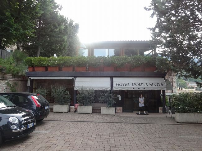 今日のお宿のホテル・ポルタ・ヌオーボ。<br /><br />本当に、アッシジの街の入口ヌオーボ門の前にあり、無料の駐車場もあり便利です。<br /><br />部屋もUpgradeしてもらい、部屋の窓からは緑の草原が見え、ご機嫌です。