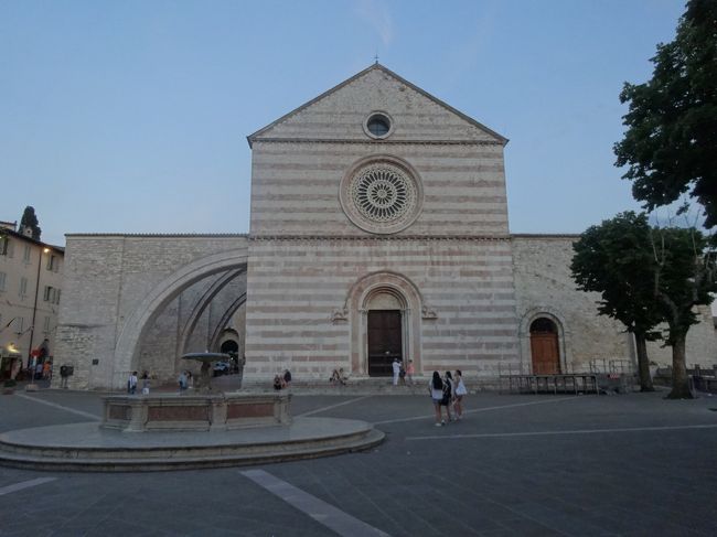 ちょっと散歩、白とピンクの聖女キアーラ教会。<br /><br /><br />このピンクの石材は、ここで掘り出された石材です。だから街が薄いピンクなんだな、素敵だな。