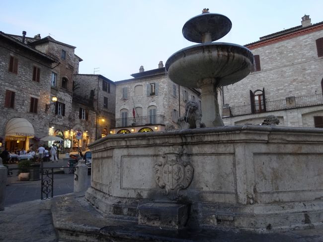 噴水のあるコムネーム広場。<br /><br />感じの良いレストランが、いっぱいあります。<br /><br />アッシジの中心の広場です。