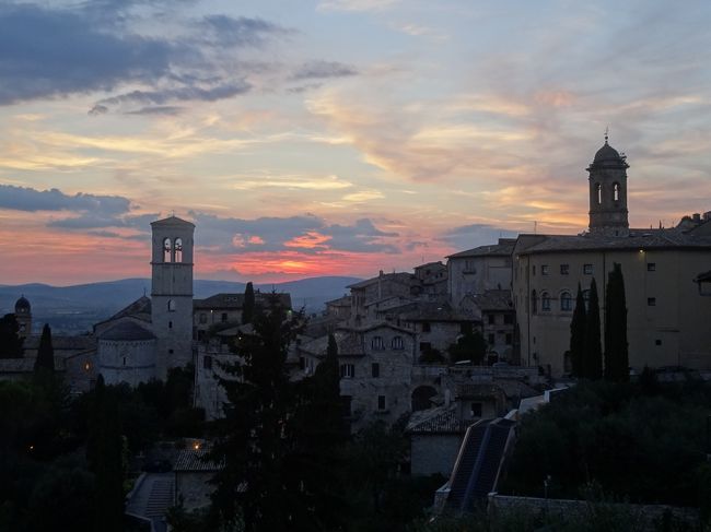 午後７時半、日が暮れて夕焼けが奇麗。