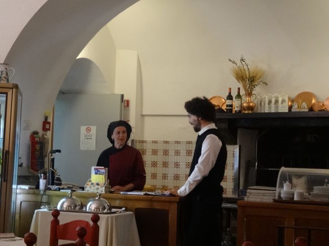 ホテルで紹介してもらたリストランテ、ラ・フォルテッツァ。<br /><br />店員さんの衣装が中世ぽっい、いい感じ。