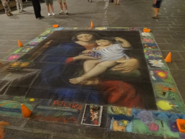 コムネーム広場に描かれたイエスを抱くマリア。<br /><br />さすがイタリアの大道芸人？が描く絵も本格的！