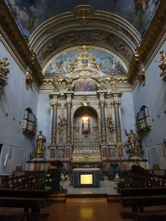 ミネルバの神殿の中。<br /><br />教会です、現役です。