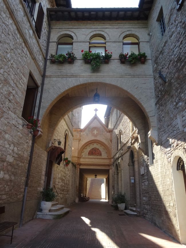 丘から下って行くと修道院？が、ひっそりとしています。