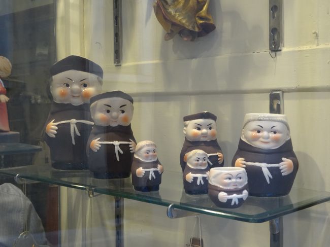 修道僧の人形。<br /><br />街中に修道僧、見かけます。