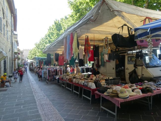 アッシジの街の入口ヌオーボ門の付近には、日曜で、市場がたっていました。