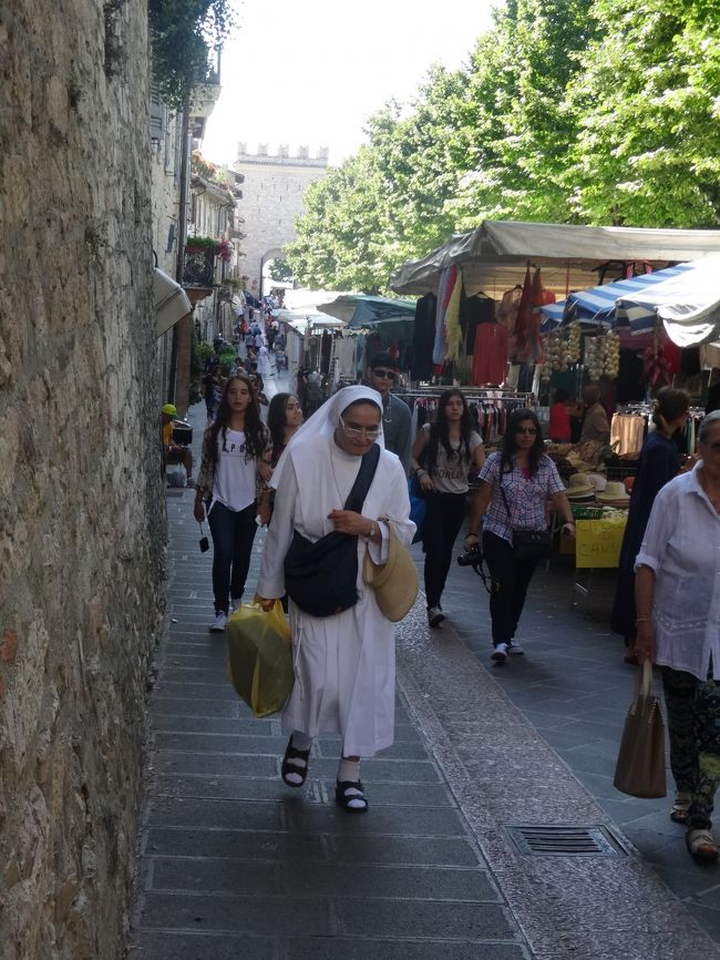 修女も市場で、お買いものです。これが日常なんですね。