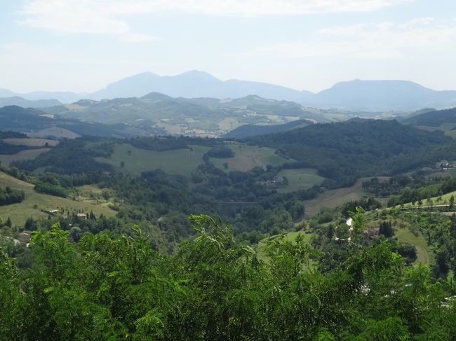 フィレンツェにもどろうか、アドリア海の方をまわろうか迷って<br /><br />アドリア海方面、サン・マリノ共和国、ラヴェンナを目指すことにしました。