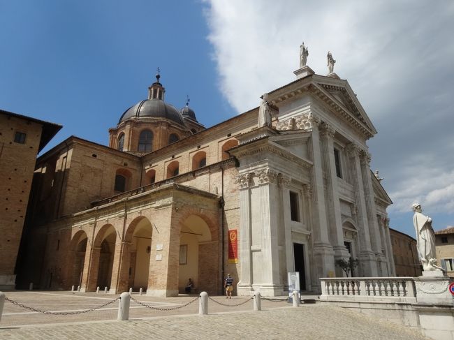 ドォーモのある街の中心です。