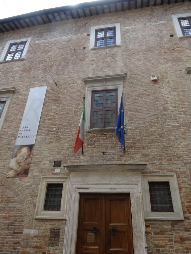 ラッファエロの生家です。<br /><br />１時10分に到着しました、残念ながら１時〜３時は昼休みで閉館です。<br /><br />今日は、まだサン・マリノ共和国を見てラヴェンナのお宿まで行かないといけないので、ウルビーノは、これで、終わりです。別に来なくても良かったかなぁと思いました。