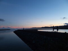 すぐ近くの港の防波堤を。
夕暮れ時、カップルで歩いている姿は絵になります。