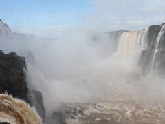 う〜ん、やっぱり気持ちいい〜♪
悪魔の喉笛最高！

ブラジル側しか行けなかったのは残念です。
実は、次に行く時はあそこのホテルに泊まろう♪と決めていたホテルがあったのですが
今回はＷ杯ついでの観光客が多く
早い時期から満室で、予約が取れずに終わってしまいました(> <)
いつかまたリベンジします！
