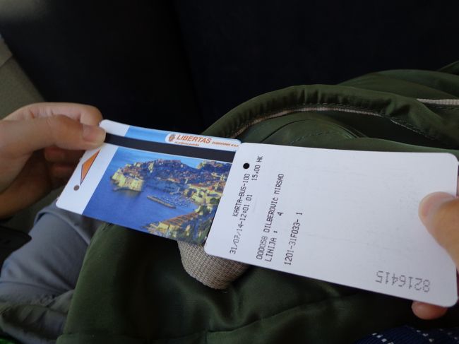 快適だったドブロブニクのアパートメントに別れを告げ、ドブロブニクバスターミナルに向かう。写真はバスの切符　1時間乗り放題で12クーナ<br /><br />バスターミナルまでは15分程度。ここでバスを乗り換え。<br />行き先は今日の宿泊地、ツァヴタット　