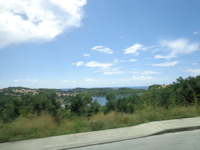 バスは旧市街を通り、山の道をどんどん上がる