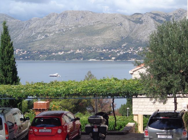 テラスからは海と山が見える