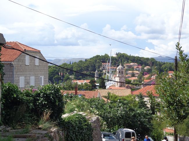 坂道を上がりアパートメントへ向かう<br />