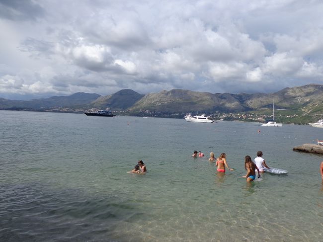 人が泳いでいるのが見えた。1つ目のビーチ。まずはここで休みます。<br /><br />水は結構冷たい<br />息子は早速ビーチでキャッチボール開始