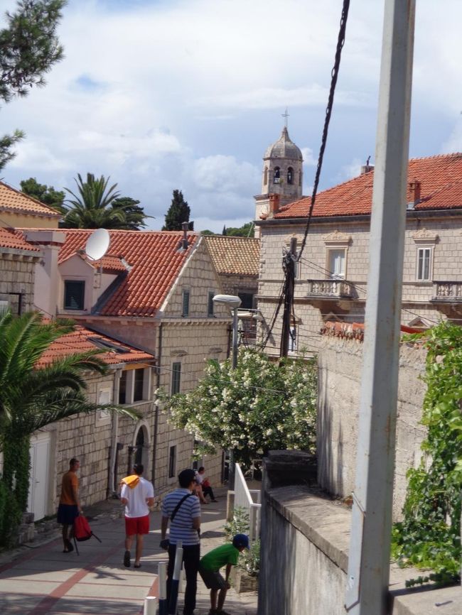 30分ちょっとでツァヴタットに到着<br />いつものように宿に荷物を置いて、すぐにビーチに向かいましょう。<br />途中、おいしそうなパン屋さん発見<br />ピザ、サンドイッチ、ケーキやら沢山買ってしまう