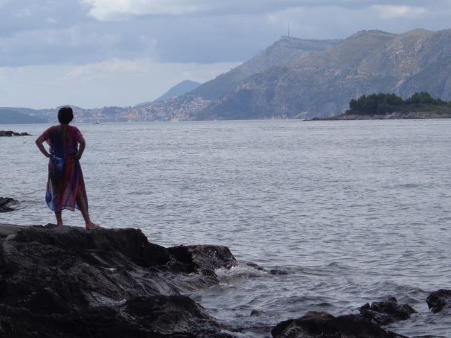 現地のマダムが佇むその先にはうっすらとドブロブニクが見える！