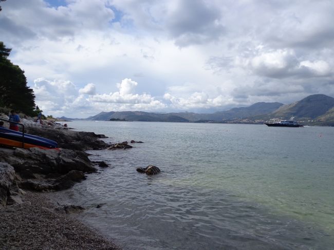 宿のオーナーおすすめのビーチエリアは小さい半島にある。<br />ぐるっと周る途中に何個かビーチがあり、好きな所で泳げるのが魅力らしい<br />ビーチがあるようには見えないけど。。あとどれ位で着くのかな？