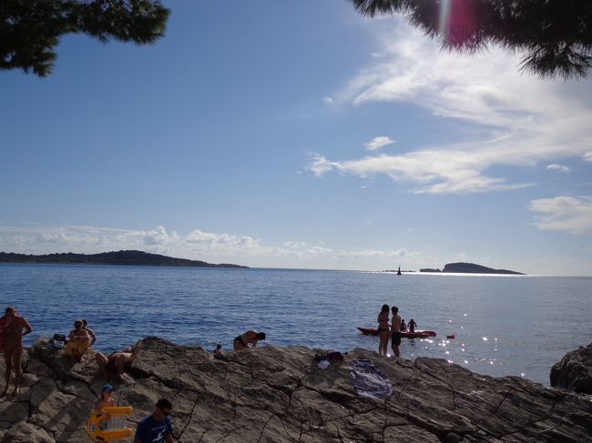 太陽も顔を出し、輝きだす海<br />青い空を見ながらサンドイッチを頬張る<br />