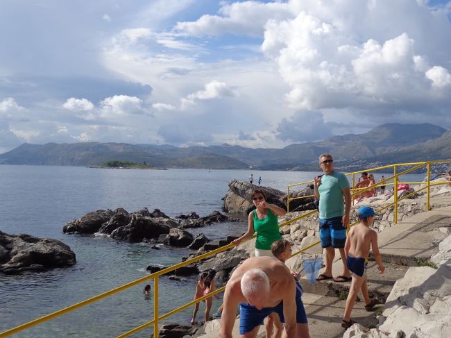 足元に魚が泳ぐ<br />現地の子供たちは岩からボンボン飛び込む