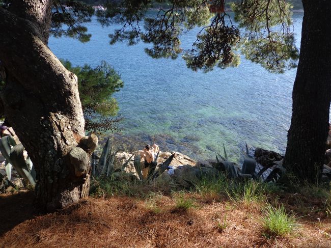 本当に小さなビーチ発見。<br />乗るとグラグラ揺れるいかだのような板に子供が沢山乗っている<br />息子も早速乗って遊んでいる<br /><br />大きな岩の陰で寝転んでみる。あ〜、極楽、極楽。。<br />