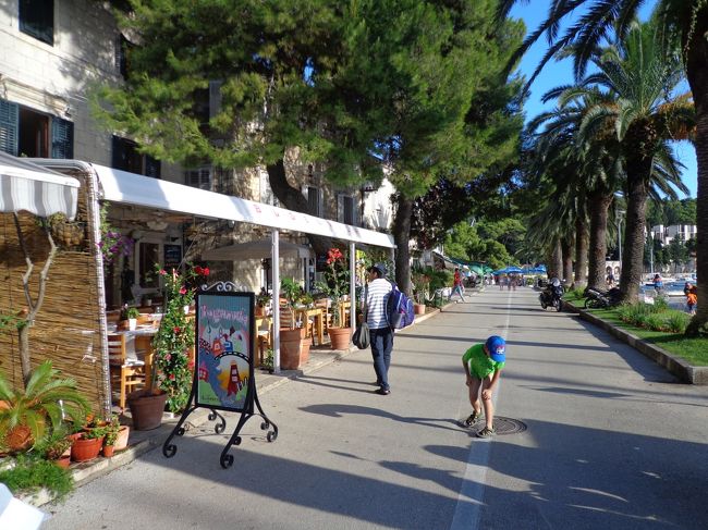 旧市街に近づくにつれてレストランやお店が増えてきた<br />お目当てのレストランはどこ？