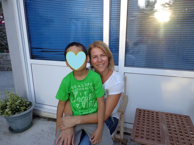 オーナーのAnaさん<br />20歳を筆頭に、3人の子供を持つお母さん<br />とても綺麗で優しく、素敵な女性。<br />レストランやビーチの場所もすぐ教えてくれ、チェリーのお酒まで作ってくれた。<br /><br />「春に東京に行きたいのだが、女同士で行っても治安は大丈夫かしら？」と聞いてきたので、もちろん大丈夫だと答えた。<br /><br />月末は書類の締めがあるらしく、今日は遅くまで事務処理をするらしい。<br />月末が忙しいのは万国共通よね。。<br /><br />