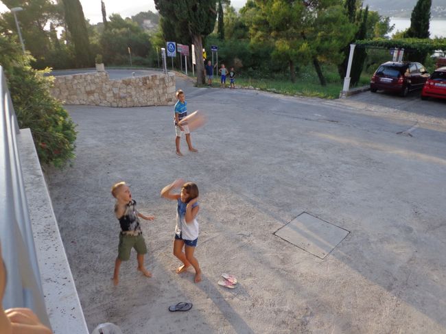 地元の子供達がボール遊びをしている