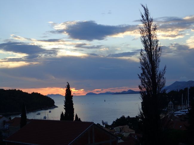 もうすぐ日が暮れる<br />この後、本物の「アドリア海の宝石」を目にする<br /><br />日中は遥か彼方に霞んで見える程度のドブロブニクの街。<br />夜になると、突然キラキラと輝き出し、宝石の如く闇の中に浮かび上がる！<br /><br />この美しさを写真に収められればなぁ。(私の技術ではムリ）<br /><br />周辺に大きな町がないから、こんなに光り輝くのか？<br />15kmも離れた街の夜の存在感が今でも忘れられない<br /><br />明日はミラノに戻り、主人は仕事で帰国、母と子はベネチアへ向かいます<br /><br />-ベネチア編に続く-<br /><br /><br /><br /><br />