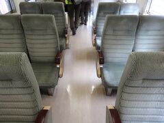 塘路駅からは普通列車に乗って折り返し釧路に向かいます。
釧網本線の車内の座席です。
元特急車両の座席を転用しているとか。