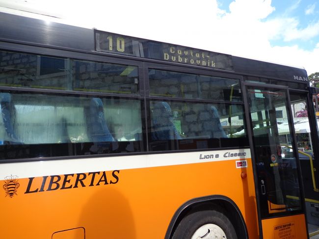 バスターミナルの窓口に並ぶと、ツァヴタット行きの切符は運転手から<br />直接購入するようにと言われた。ちょうどバスがやって来た。10番のバス、これがツァヴタット行き。