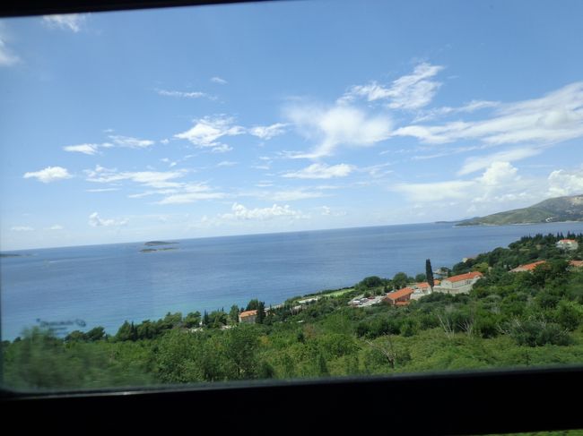 運転手のおじさん、話好きらしく前に座っている兄ちゃんとベラベラ話す。話だけなら良いが、振り返って兄ちゃんの方を頻繁に見る。<br />オイオイ。。お願いだから前を向いて下さ〜い　<br />