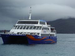 『 Sunlover Reef Cruises 』 http://www.sunlover.com.au  ★★★★☆

今回の目玉といえるGBRのポンツーンPontoon(各船舶会社が所有する人工浮き桟橋)へのオプション。昨日のReef Fleet Terminal から各社が船を出しているが、フィッツロイ島に寄ってくれるのは、このサンラバー社だけ。日本からホテルにその料金を尋ねたところ、A$195 で部屋付に出来ると提案されたが、ATSからだとA$169(中学生以下A$79 ) だったので、予めATSに申し込んでおいた。

10時に桟橋集合だったが、約10分遅れでドンヨリ天気の中を現れた。