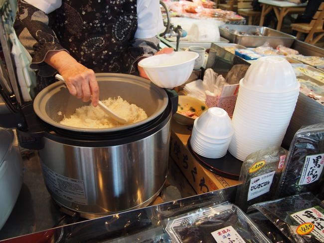 1番はご飯をもらいます。<br />これは券1枚分です。<br />好みで酢をかけて酢飯にできます。