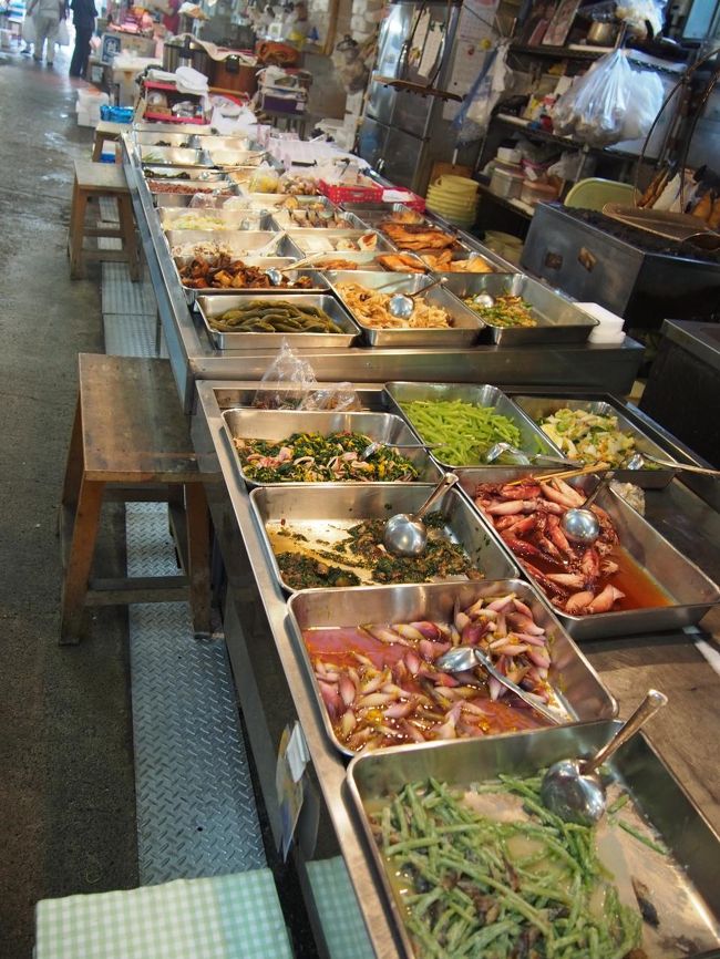 鮮魚だけでなくお惣菜やおみそ汁もあります。<br />揚げ物もありました。