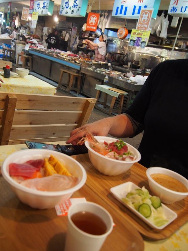 のっけ丼完成♪<br /><br />中に何か所かイスと机があります。<br />私たちが行ったときは時間的にか、空いていたのでゆっくり食べれました。