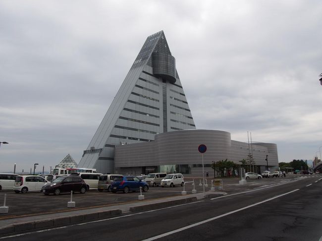 お腹もいっぱいになったところで少し歩いて青森観光物産館アスパムへ。<br />年配のツアー客や中学生高校生が結構いらっしゃいました。<br />中には何店舗かお土産屋さんが入っているのでお土産はここでけっこう揃います。