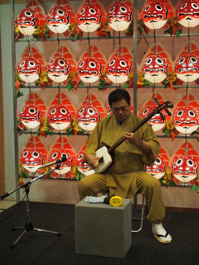 ちょうど11：30から無料の津軽三味線ショーがありました。