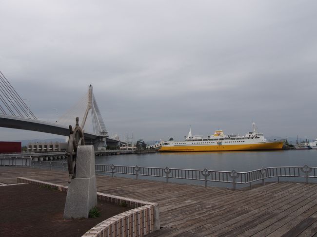 海側の遊歩道を歩いて八甲田丸を横に見ながら駅方面へ。<br />ちょっと雨が降り始めてきてしまいました。