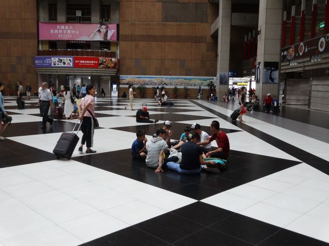 台北駅で、座り込んで水煎包を頬張るの図。<br /><br />プラットホーム（月台）のある階には待合室がありますが、このフロアーは椅子がなく、私たち以外にも座り込んでいる人が結構いました。