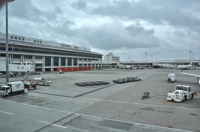 いつものように、強風で飛行機の到着が遅れています。<br />仙台行きのゲートは2回変更になってます。