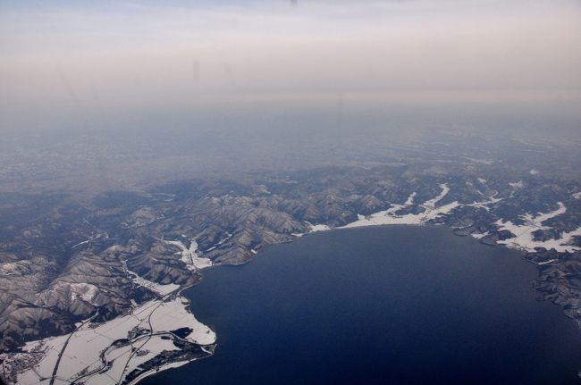 南国からいっきにまだまだ雪の残る猪苗代湖を越えて行きます。