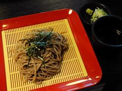 戻る途中にあった平湯大滝公園で昼食にした。前に来た時も、ここにある『味のレストラン飛騨路』で飛騨牛のほう葉焼き定食を食べたが、今回は、『そば道場大滝』で地粉を使った蕎麦をいただいた。量は少なかったが、味はまあまあであった。
※平湯大滝公園は、平成28年11月から営業していません。