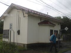 赤井川駅で男性が乗車。
登山の最寄り駅でもあるからかな。
ここは、隣の大沼駅からレンタサイクルで来るつもりで、結局断念した駅。
この駅に来るまでの景色が、天候が良ければ田舎風景が見られ素敵なのです。