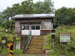 目で見る小さい駅舎は、窓枠も木造で想像してたより趣があった。